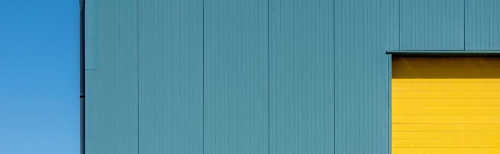 Telecamera di sorveglianza su una facciata industriale