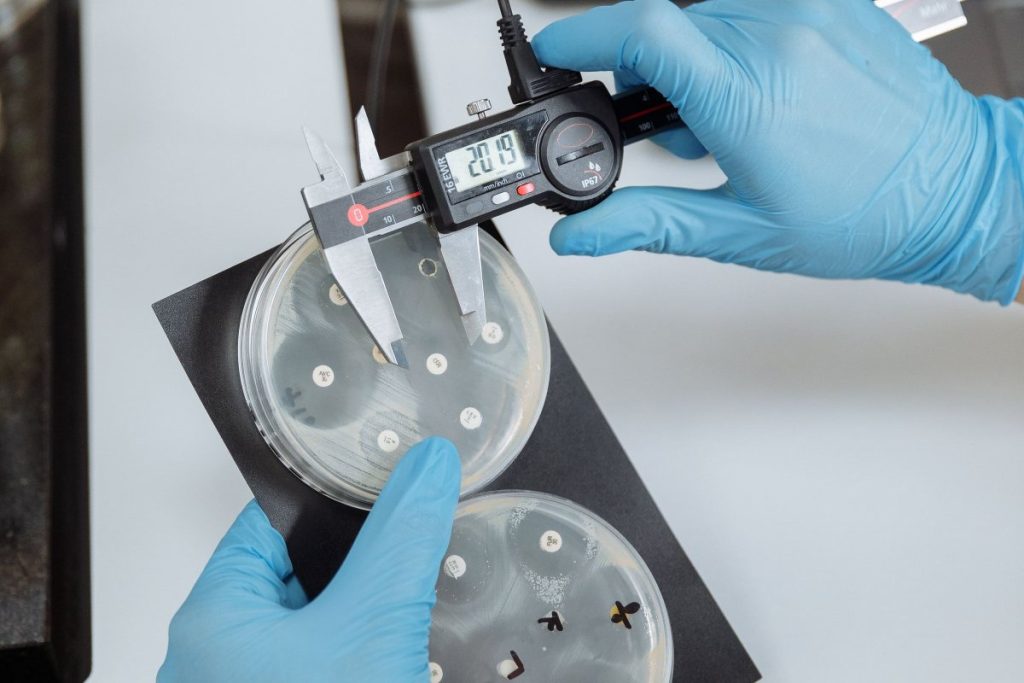 Misurazione di precisione in laboratorio con un calibro digitale