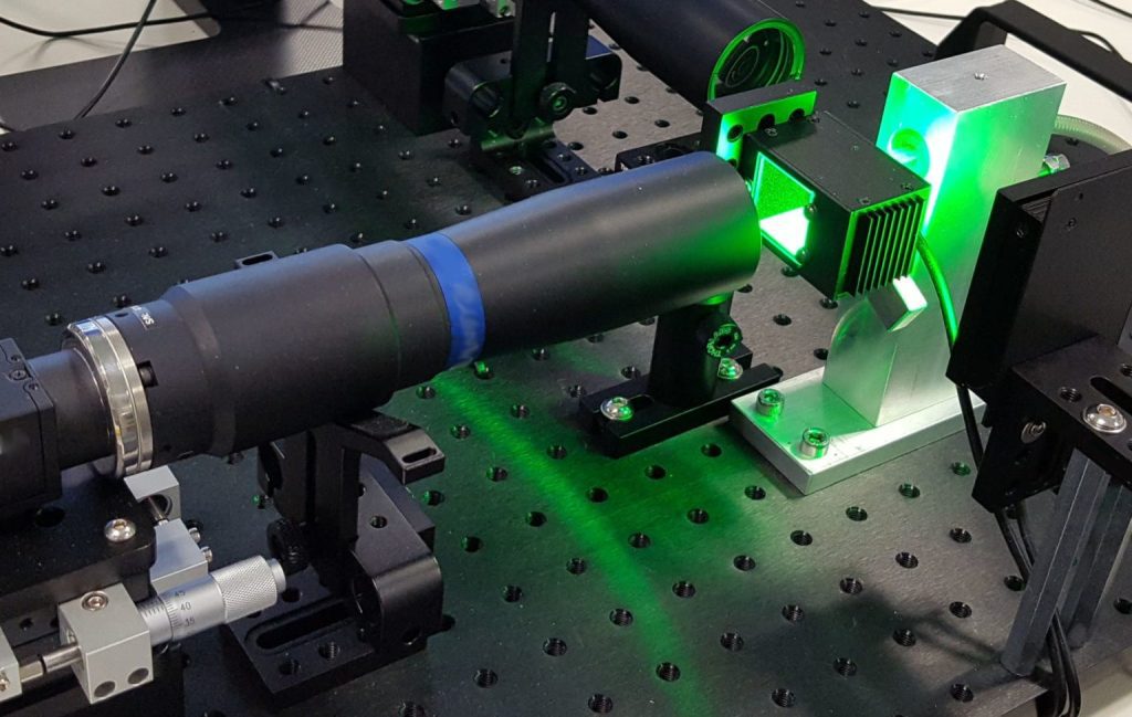 Micrometro ottico VEMicrometer: telecamera con ottica telecentrica e illuminatore a luce verde su banco ottico